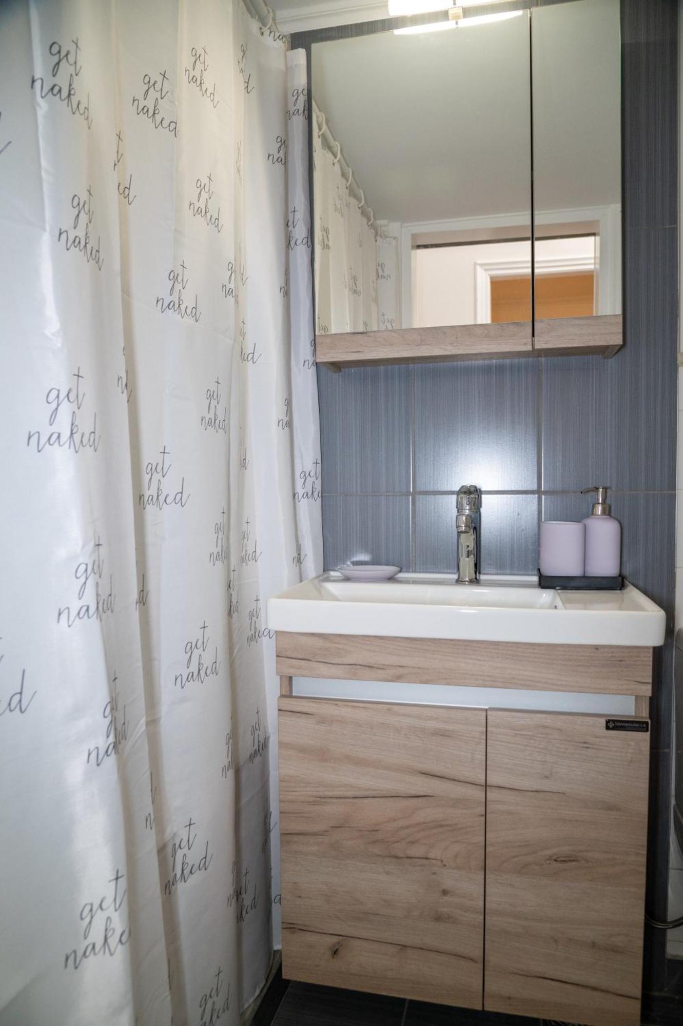 Spacious 2 Bedroom Next To Acropolis *