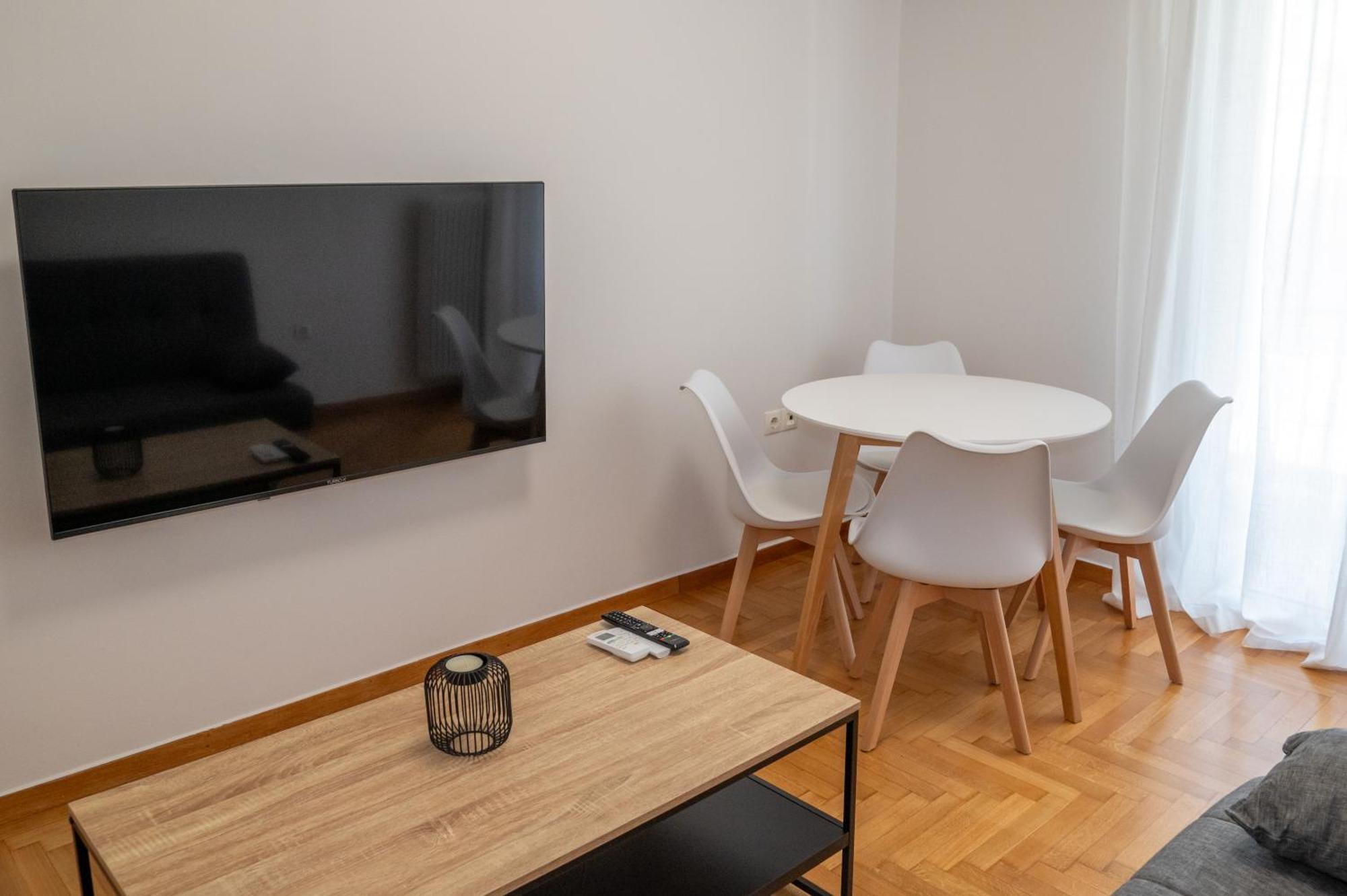 Spacious 2 Bedroom Next To Acropolis Apartment