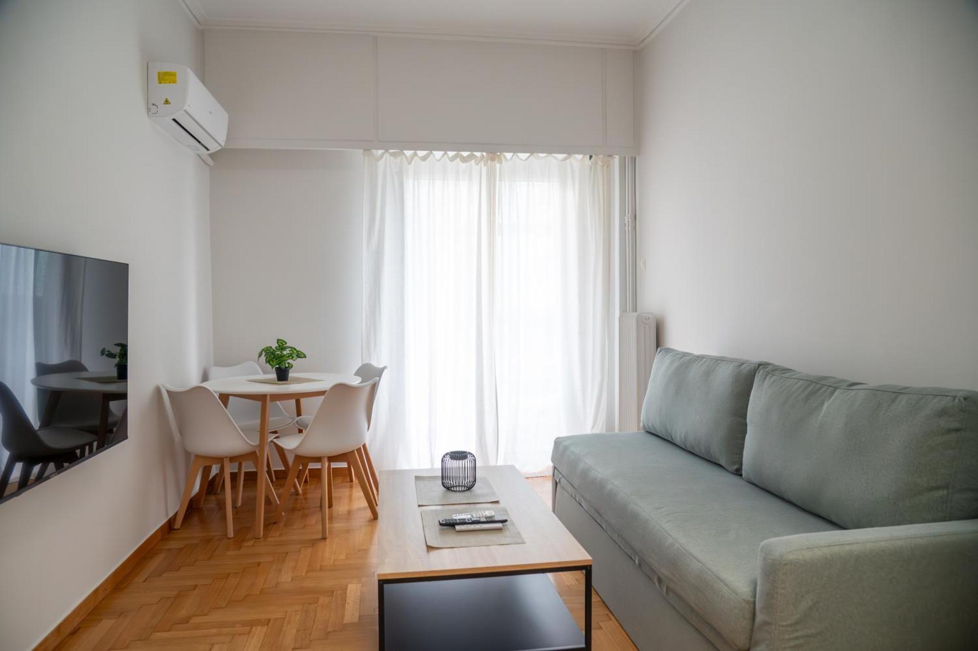 Spacious 2 Bedroom Next To Acropolis Apartment